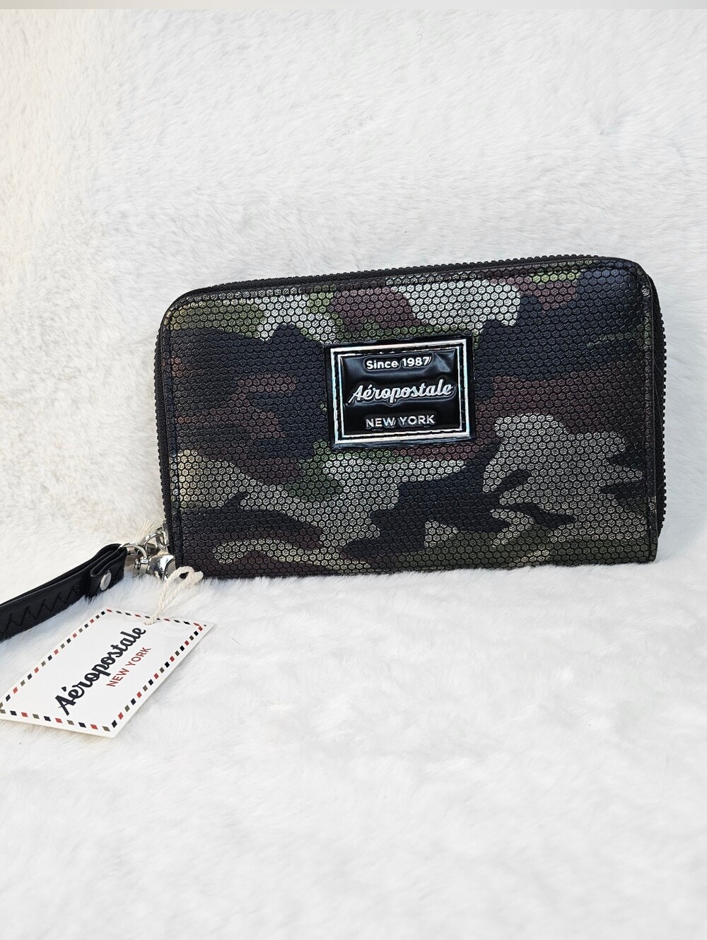 Aeropostale Camo Zip Wristlet Wallet in Black and Green